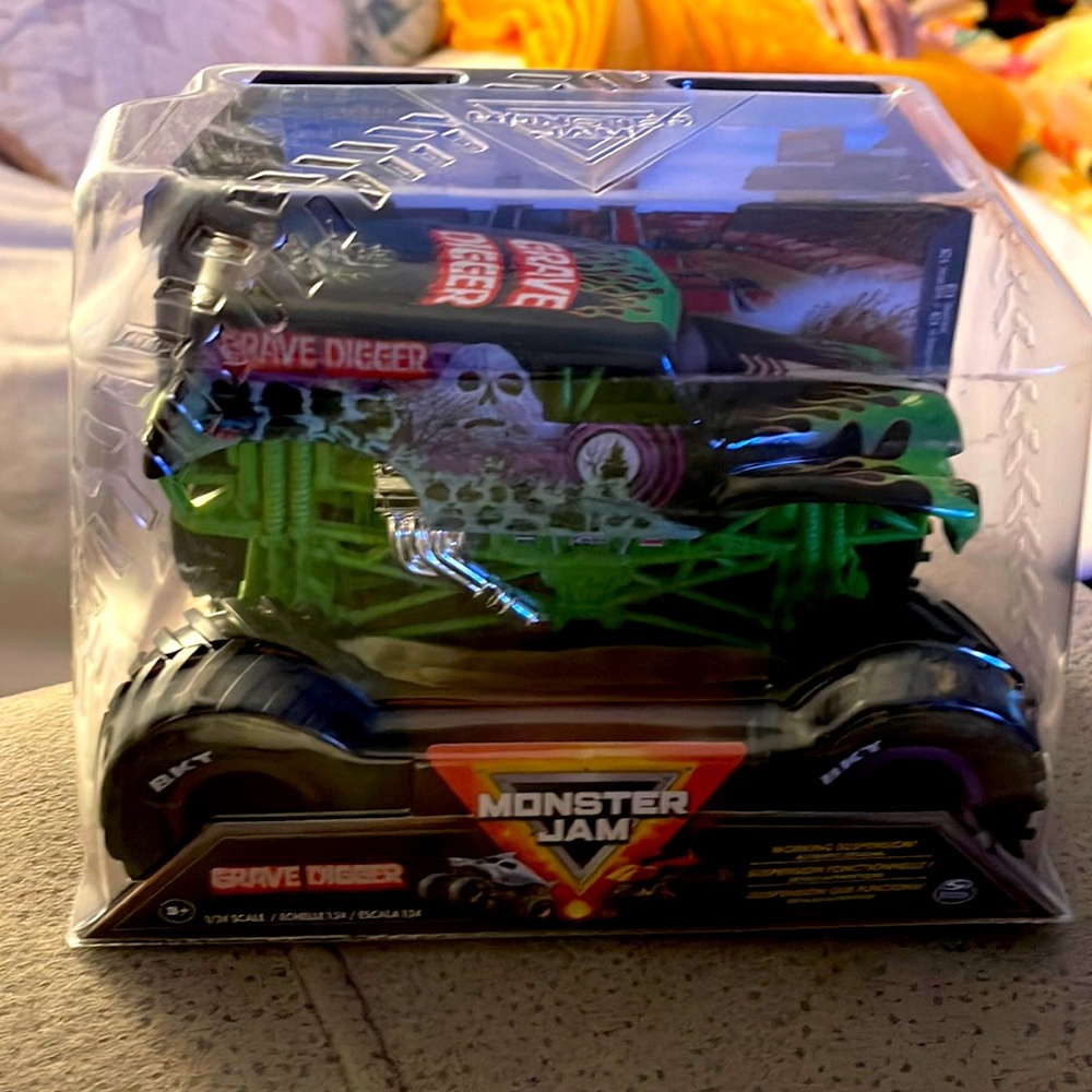Monster Jam Grave Digger 1/24 Scale Truck by SpinMaster